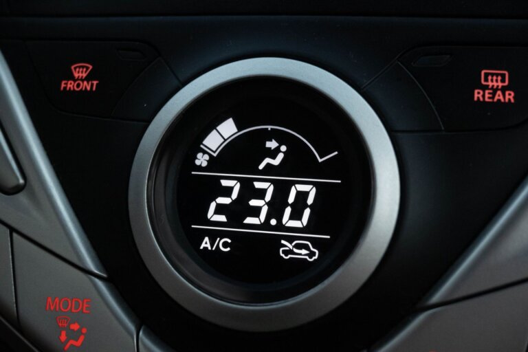 Car air conditioning control display showing the temperature setting